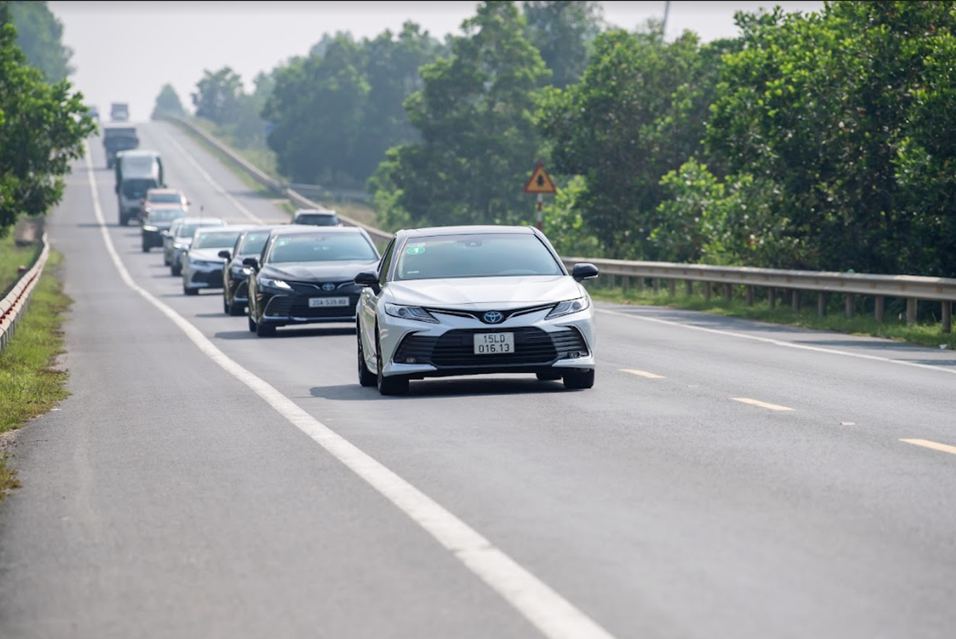 Xe Camry Hybrid chuyển động trên đường