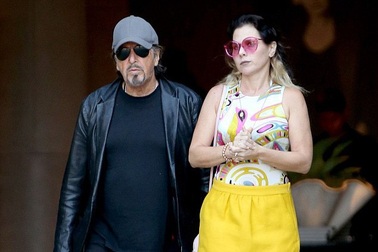 Sao phim "Bố già" ra phố cùng bạn gái kém 39 tuổi