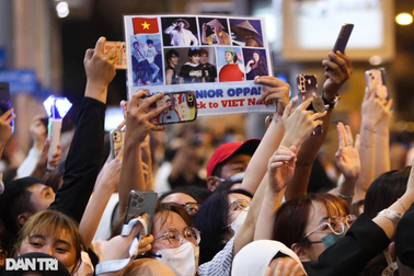 Hàng trăm fan xếp hàng dài ở sân bay chờ đón Super Junior đến Việt Nam