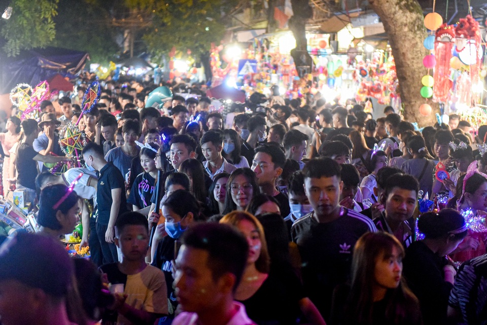 Trung thu: Người lớn chen vã mồ hôi, trẻ em mếu máo vì kẹt giữa biển người - 16