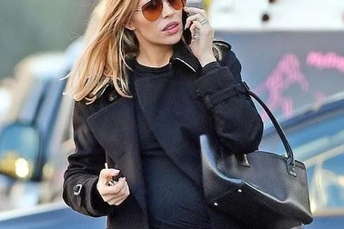 Abbey Clancy ngơ ngẩn trên phố sau khi quên chỗ đậu xe