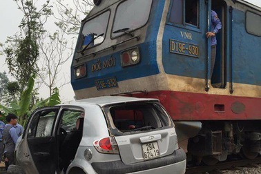 Tàu hỏa tông ô tô, 4 người thoát chết trong gang tấc