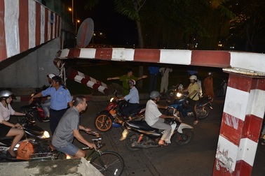 Xe tải kéo sập khung giới hạn chiều cao dưới dạ cầu