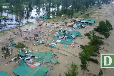 Phố biển Cửa Lò tan hoang, người dân hối hả dọn dẹp sau bão