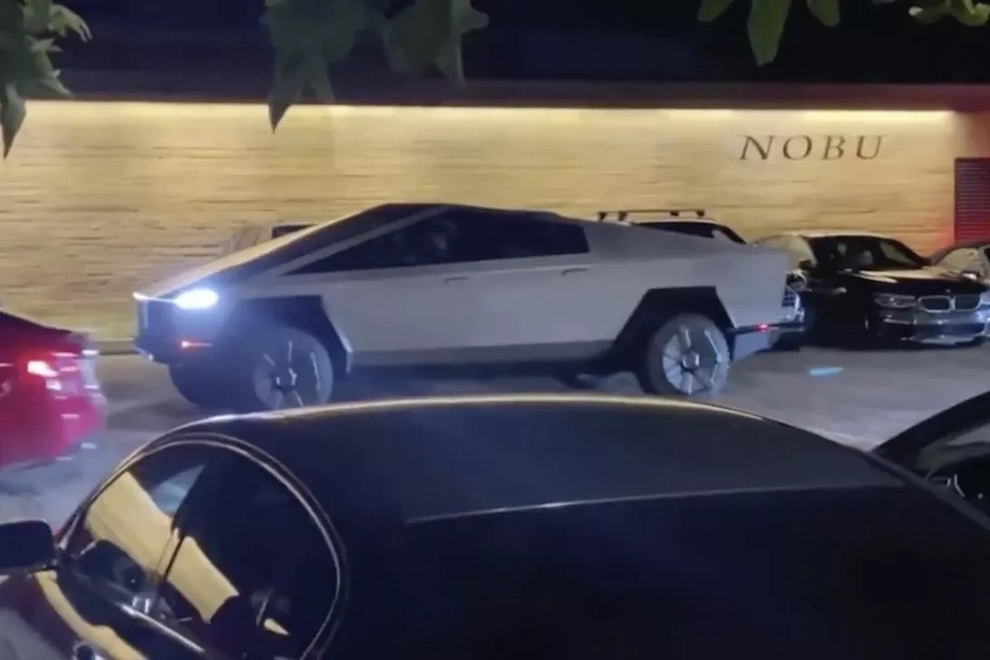 Elon Musk đã từng lái một chiếc Cybertruck ra đường dù chiếc xe này vẫn chưa được xuất xưởng (Ảnh: TMZ).