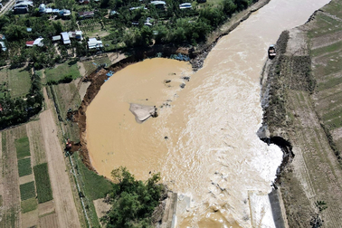 Hàng trăm người kè khẩn cấp bờ sông vùng "rốn lũ" Quảng Nam