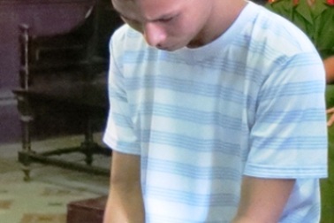 Làm nữ sinh lớp 7 có con, lĩnh 16 năm tù