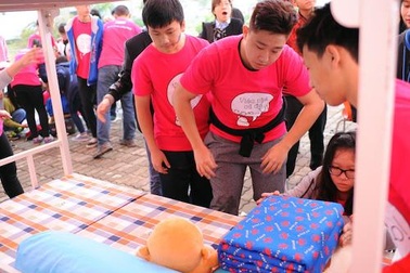 "Học sinh xuất sắc" không biết cầm chổi quét nhà