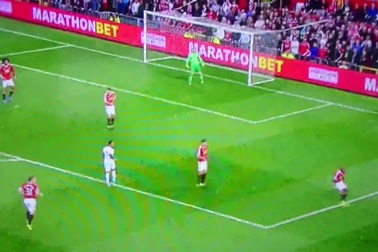 Siêu phẩm "xe đạp chổng ngược" của Benteke