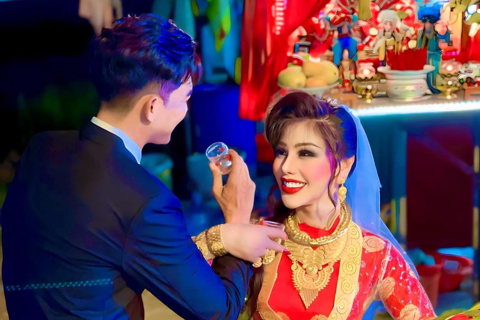 Lời cầu xin đừng gọi mẹ là pê đê của con gái nữ hoàng lô tô - 2 Lời cầu xin đừng gọi mẹ là pê đê của con gái nữ hoàng lô tô - 2