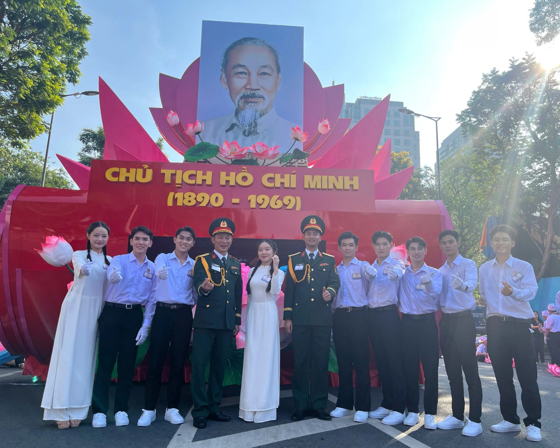 A group of handsome men and beautiful women were carefully selected to participate in the April 30 parade - 1 Dàn trai xinh, gái đẹp được tuyển chọn gắt gao tham gia diễu binh 30/4 - 1