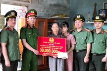 Thăm hỏi gia đình liệt sĩ, cán bộ bị thương ở Đắk Lắk