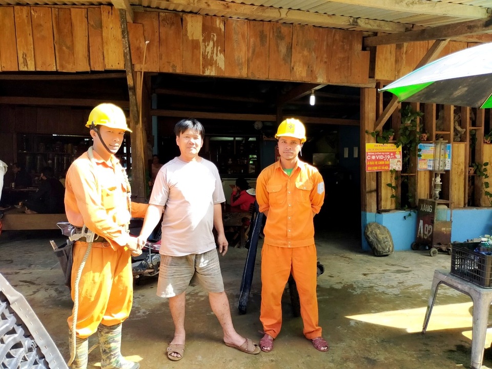Sau một tháng bị cô lập vì bão, xã cuối cùng đã được đóng điện trở lại  - 3