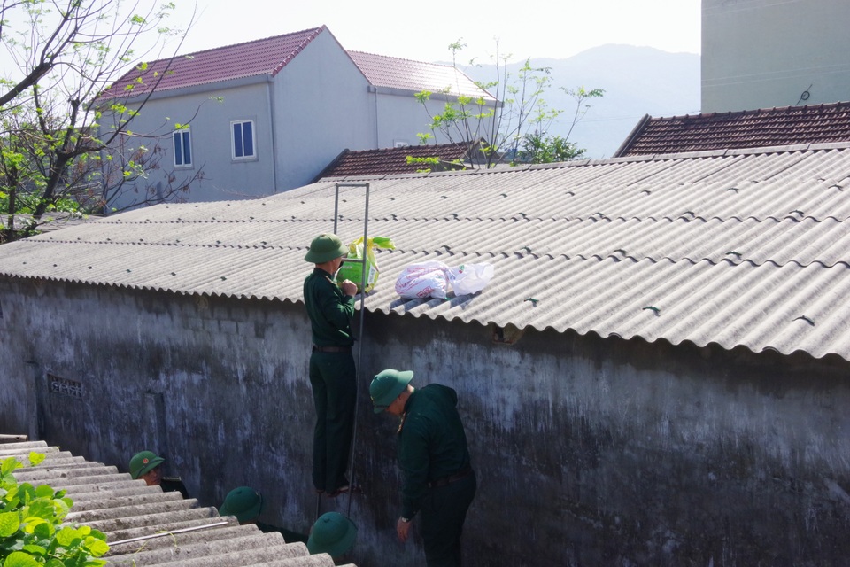 Khẩn trương giúp dân ứng phó cơn bão số 13 - 2 Khẩn trương giúp dân ứng phó cơn bão số 13 - 2