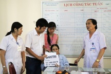 Trao hơn 101 triệu đồng đến cô giáo Hoàng Thị Phi Nga