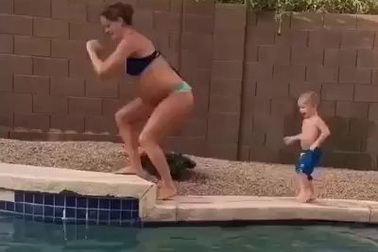 Clip thư giãn cuối tuần: Bé con làm bạn với nước