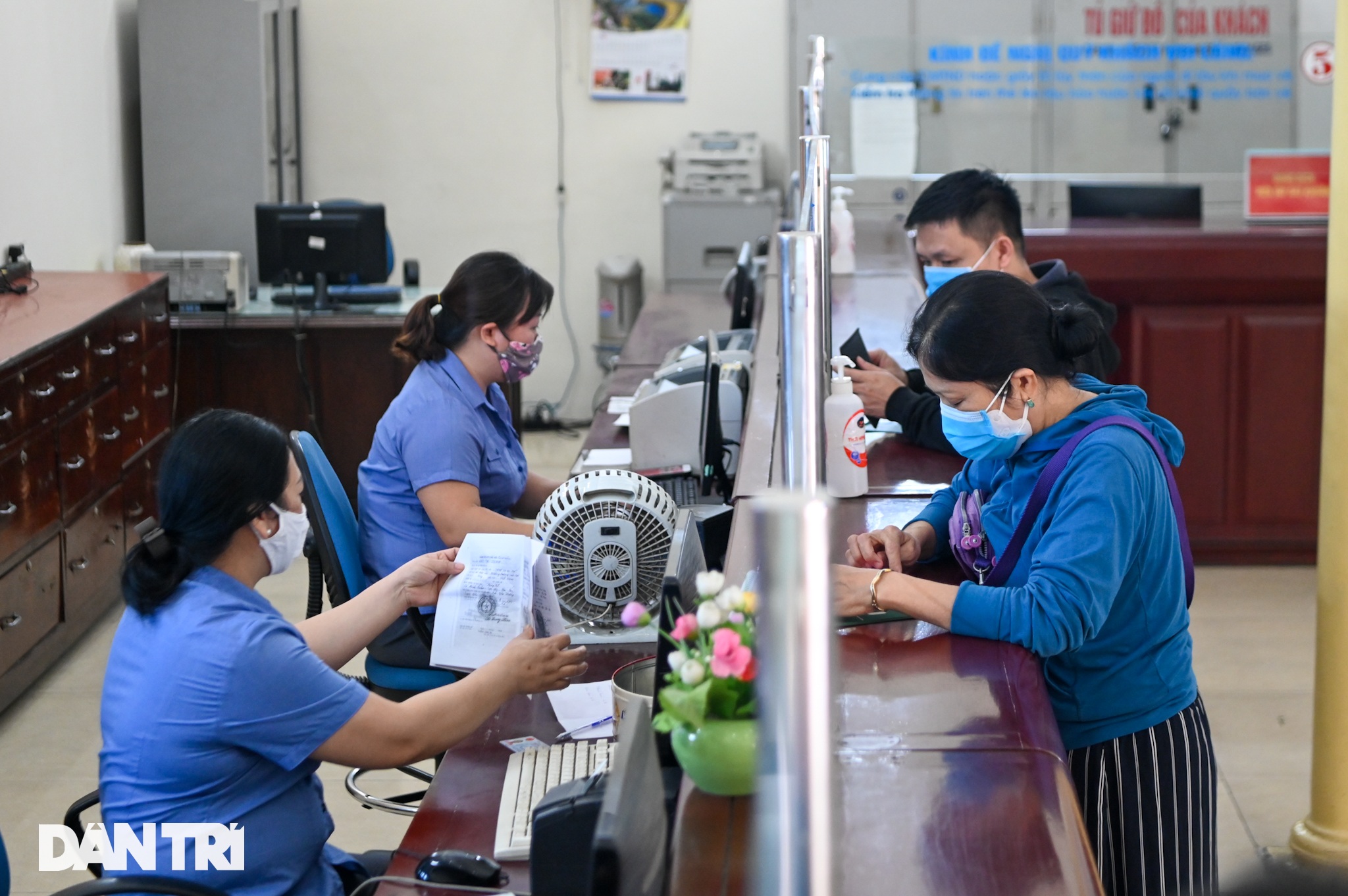 Ga Hà Nội: Hành khách phấn khởi mua vé chuyến tàu sau giãn cách đi TPHCM - 8 Ga Hà Nội: Hành khách phấn khởi mua vé chuyến tàu sau giãn cách đi TPHCM - 8