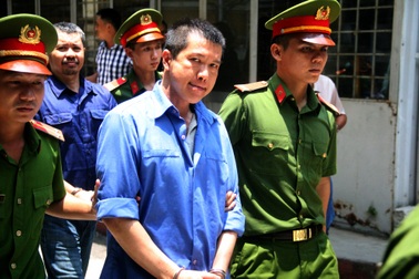 Đường dây bán “logo xe vua”: Cán bộ CSGT tố sếp nhận hối lộ 300 triệu đồng