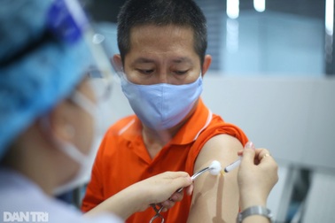 Chủ tịch TPHCM: Tốc độ tiêm vắc xin có thể lên tới hơn 300.000 liều/ngày