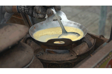 Xếp hàng, lấy số chờ mua bánh bò nướng chảo