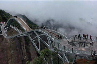 Cận cảnh cây cầu uốn lượn