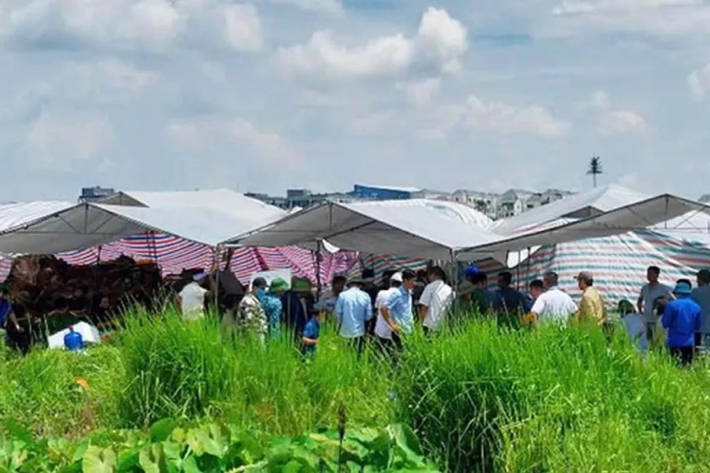 Lái máy xúc đào trúng mồ mả ở Hưng Yên, một người bị khởi tố - 1 Lái máy xúc đào trúng mồ mả ở Hưng Yên, một người bị khởi tố - 1
