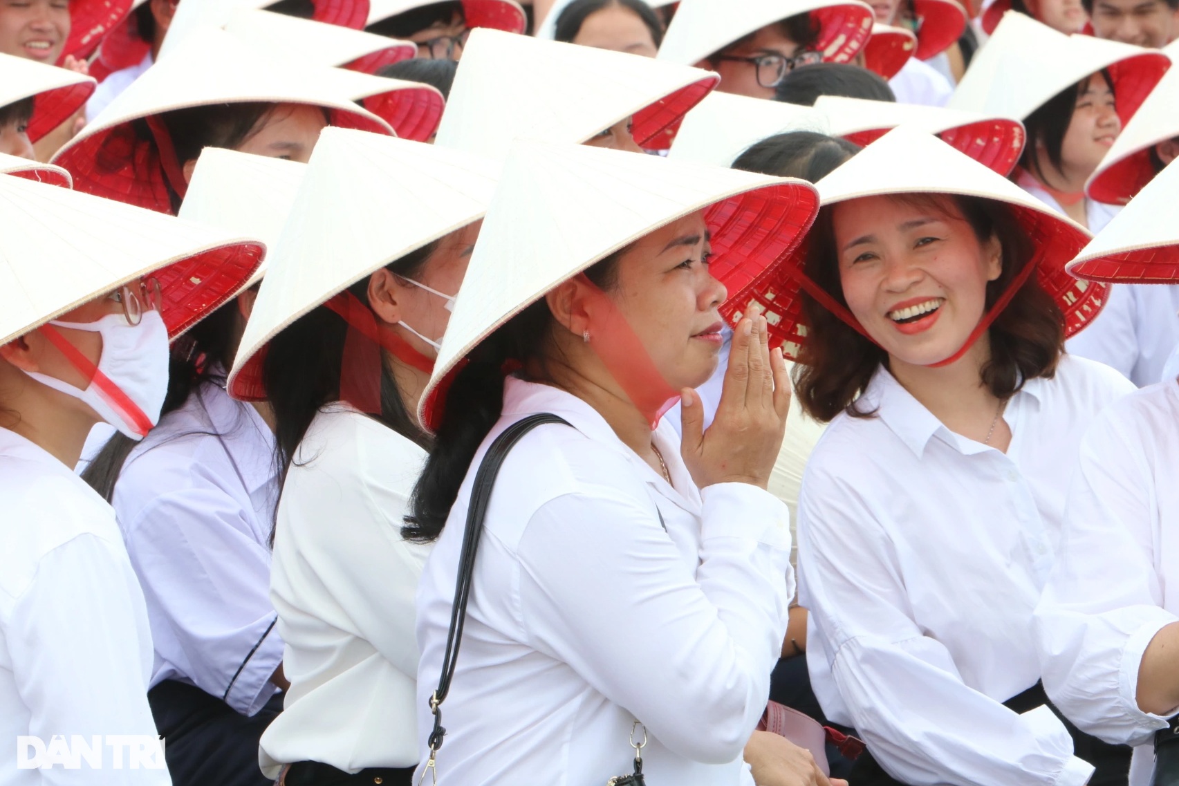 Kúpos kalapok töltötték be az eget a Ngo Mon téren az Olympia döntője alatt - 7 Nón lá rợp trời quảng trường Ngọ Môn trong trận chung kết Olympia - 7