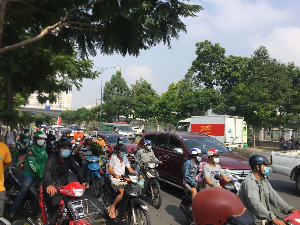 Huy động xe cẩu nâng xe buýt giải cứu thi thể nạn nhân - 4 Huy động xe cẩu nâng xe buýt giải cứu thi thể nạn nhân - 4
