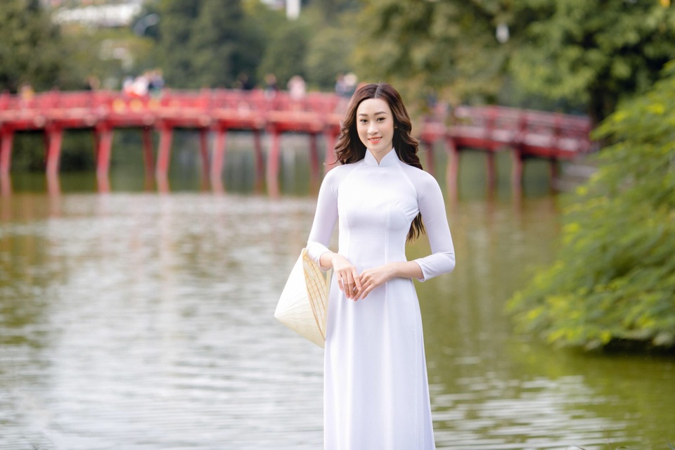 Anika Trinh Trinh nền nã với áo dài trắng và cúc họa mi - 7 Anika Trinh Trinh nền nã với áo dài trắng và cúc họa mi - 7