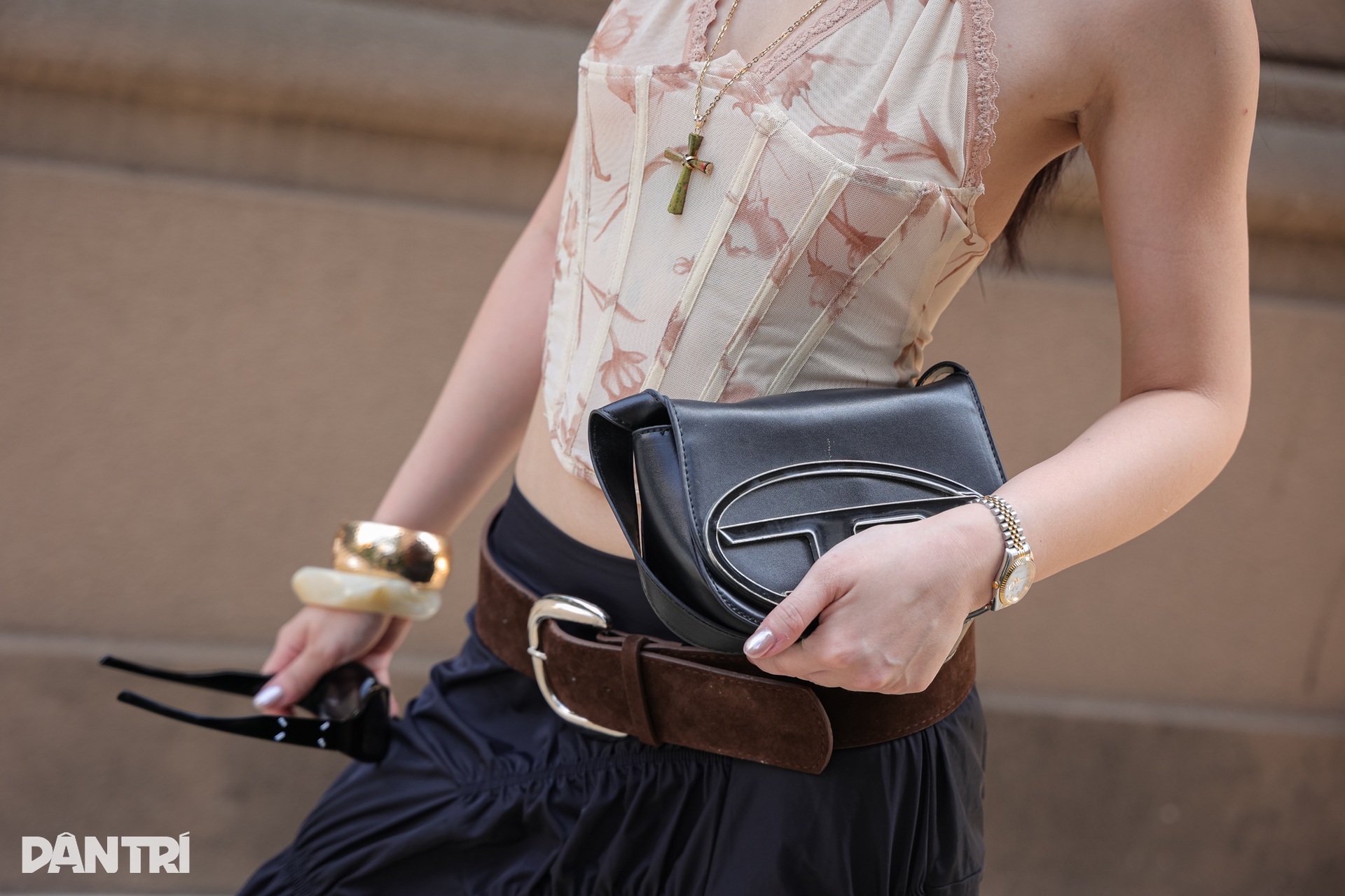 Cách phối áo corset gợi cảm, tôn dáng nhưng vẫn thanh lịch - 5