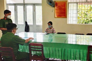 Hai chủ tiệm tạp hóa bị phạt 30 triệu đồng vì mở cửa bán hàng cho khách