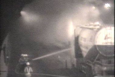 Cháy xe container, hầm Hải Vân đóng cửa 20 phút