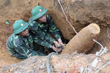 Phát hiện bom tạ giữa bản