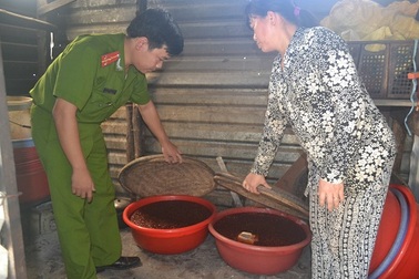 Phát hiện tương ớt bốc mùi giữa nền đất bẩn thỉu