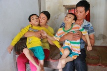 Xót lòng nhìn vợ chồng nghèo kiệt quệ nuôi 2 con bị bại não