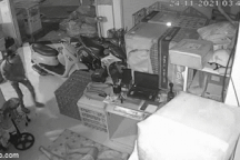 Camera ghi hình tên trộm làm liều tại kho hàng ở TPHCM