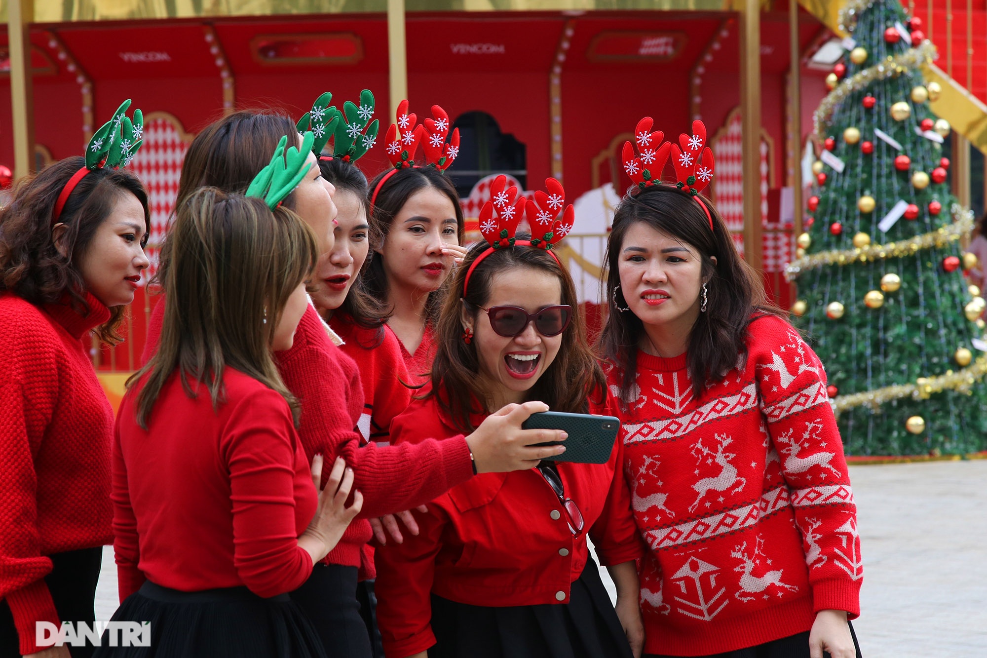 Những điểm check-in Noel đẹp khó cưỡng không thể bỏ qua tại Hà Nội - 2 Những điểm check-in Noel đẹp khó cưỡng không thể bỏ qua tại Hà Nội - 2