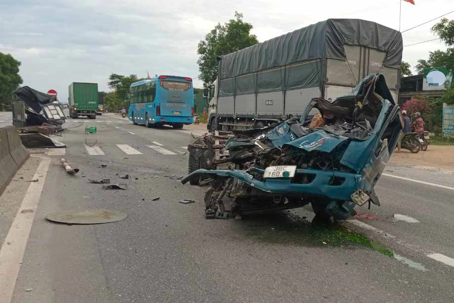 Hiện trường vụ tai nạn liên hoàn khiến xe tải đứt đôi, 3 người tử vong - 4 Hiện trường vụ tai nạn liên hoàn khiến xe tải đứt đôi, 3 người tử vong - 4