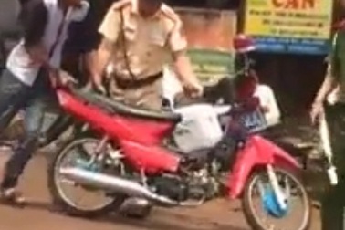 Nam thanh niên châm lửa đốt xe máy khi bị CSGT kiểm tra