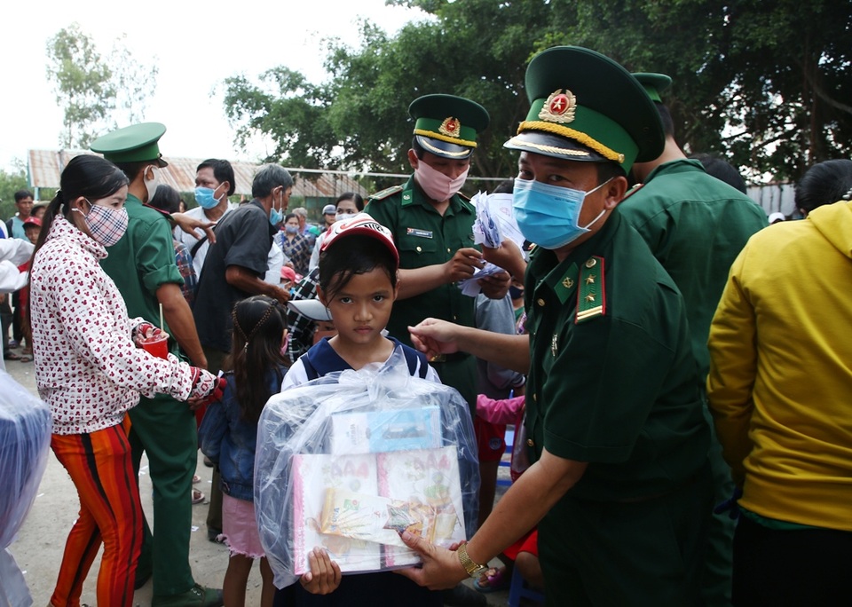 Biên phòng Đồng Tháp tặng 600 phần quà đến học sinh nghèo vùng biên giới - 2 Biên phòng Đồng Tháp tặng 600 phần quà đến học sinh nghèo vùng biên giới - 2