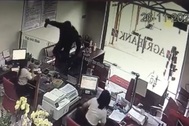 Một đối tượng cầm hung khí xông vào ngân hàng hô to "lựu đạn đây…"