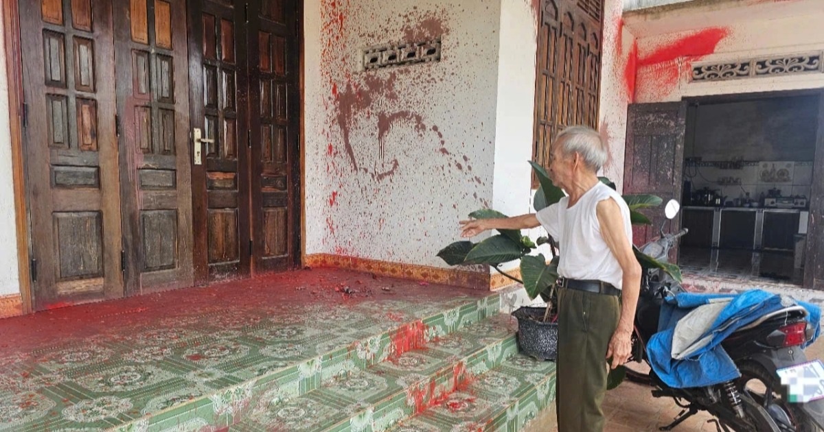 Vụ nhóm côn đồ đập phá quán phở: Con gái nợ, bố bị "khủng bố"
