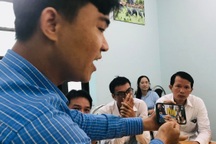 Phụ huynh yêu cầu gắn camera, chụp hình lại từng bữa ăn, trường từ chối