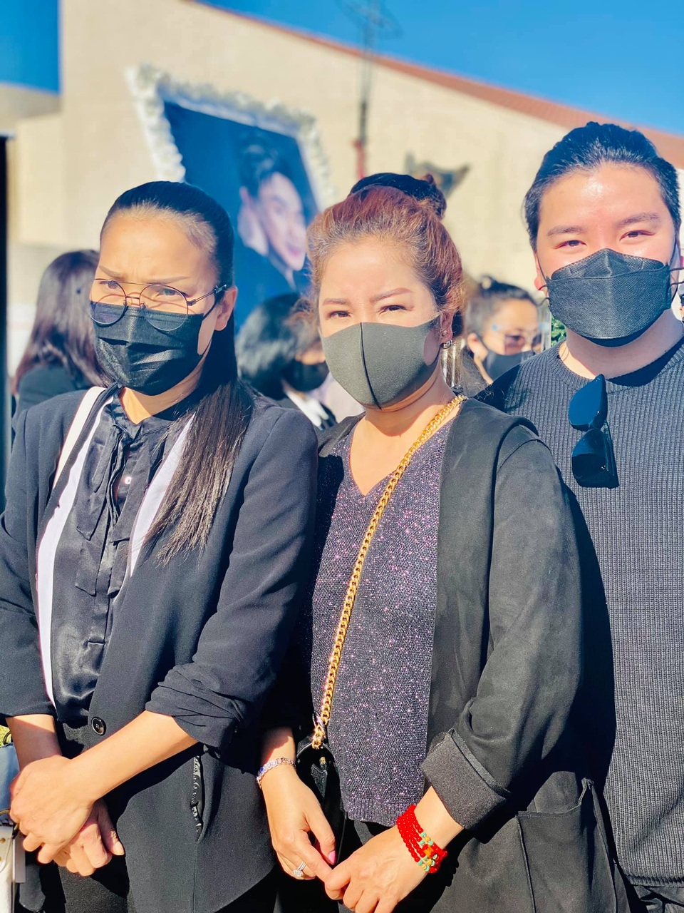 Vì sao nghệ sĩ không ôm hôn, vỗ về bà xã danh hài Chí Tài trong tang lễ? - 5 Vì sao nghệ sĩ không ôm hôn, vỗ về bà xã danh hài Chí Tài trong tang lễ? - 5