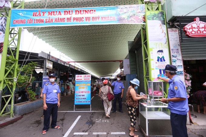 Lịch trình phức tạp của 3 ca Covid-19 mới ở Quảng Nam: Nhiều lần đến bệnh viện, phụ bán rau ở chợ Đà Nẵng và đều không ho, sốt - Ảnh 2. Lịch trình phức tạp của 3 ca Covid-19 mới ở Quảng Nam: Nhiều lần đến bệnh viện, phụ bán rau ở chợ Đà Nẵng và đều không ho, sốt - Ảnh 2.