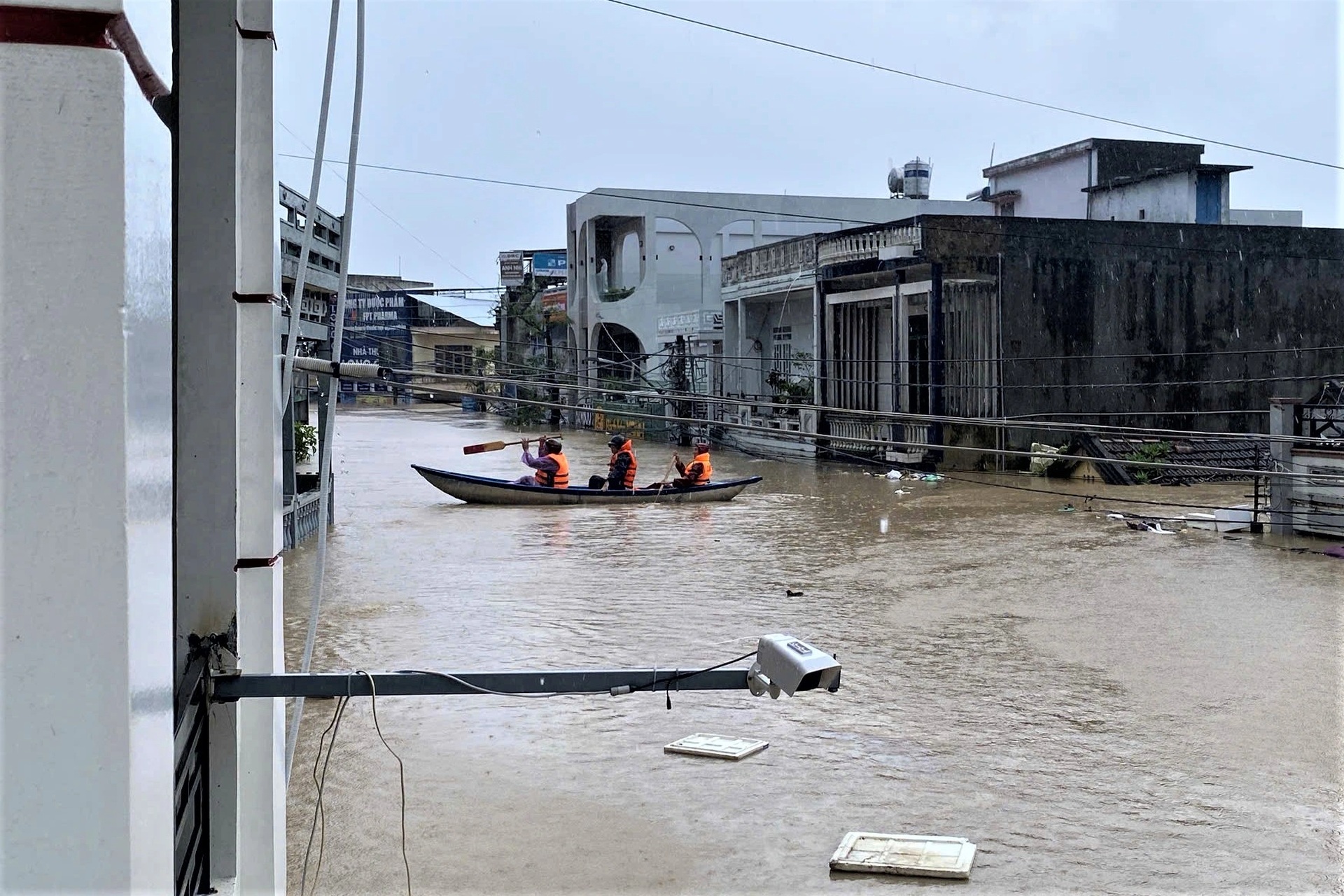 Dân chèo thuyền trên mái nhà, có người chỉ kịp ôm 2 con chó chạy lũ dữ - 1 Dân chèo thuyền trên mái nhà, có người chỉ kịp ôm 2 con chó chạy lũ dữ - 1
