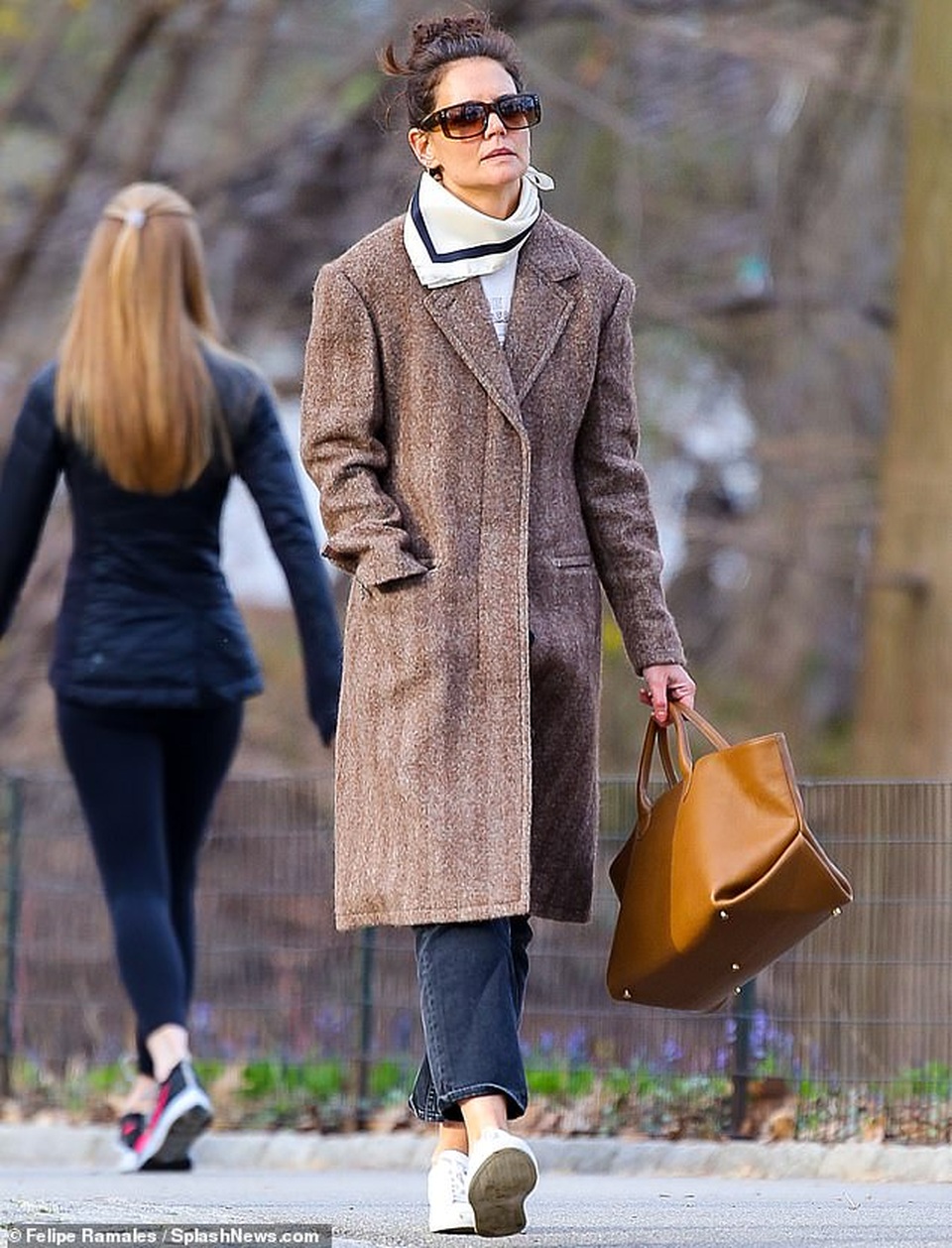 Katie Holmes cùng con gái dắt cún đi dạo - 4 Katie Holmes cùng con gái dắt cún đi dạo - 4