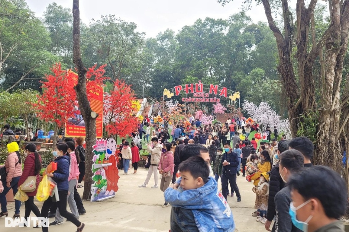 Hàng nghìn người chen chúc đi lễ chùa và xin lộc nước thánh - 5 Hàng nghìn người chen chúc đi lễ chùa và xin lộc nước thánh - 5