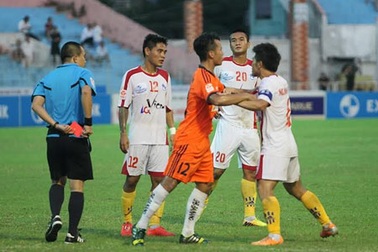 Hình ảnh xấu xí trên sân Chi Lăng