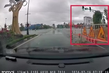 Người đi máy lao xuống hố công trình trên đại lộ lớn nhất Vinh